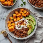 Taco Cottage Cheese Sweet Potato Bowl – Cozy High-Protein Dinner Idea taco cottage cheese sweet potato bowl A beautifully plated taco cottage cheese sweet potato bowl featuring roasted sweet potato cubes, creamy cottage cheese drizzled with honey, diced avocado, and taco-seasoned ground beef. Perfect for a cozy, gluten-free, high-protein dinner.