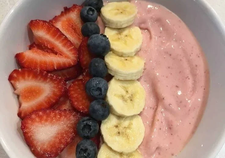 5-Minute Fruit Smoothie Bowl with Greek Yogurt