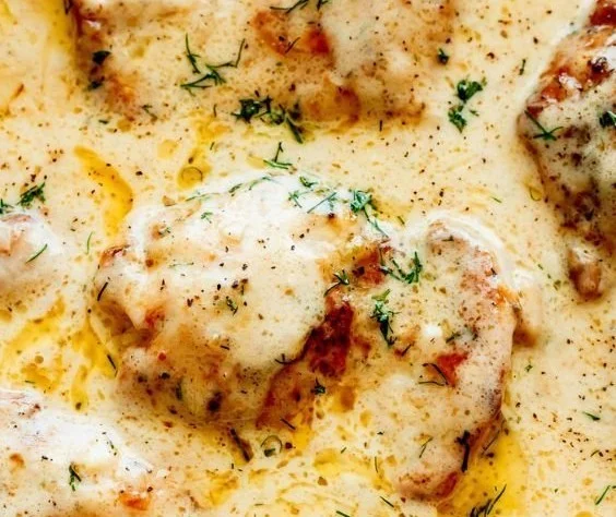 Creamy Oven Baked Chicken Thighs oven baked chicken Creamy Oven Baked Chicken Thighs