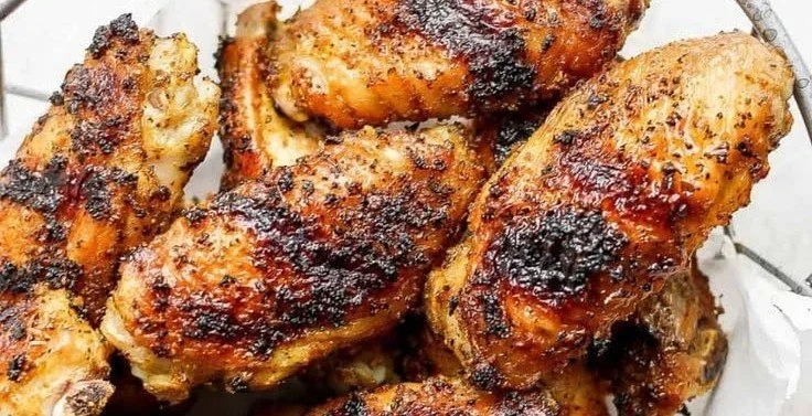 Delicious crispy grilled chicken wings ready to serve