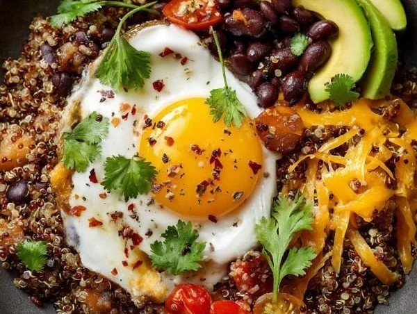 High Protein Breakfast Bowls protein breakfast High protein breakfast bowls featuring eggs, quinoa, and fresh vegetables.